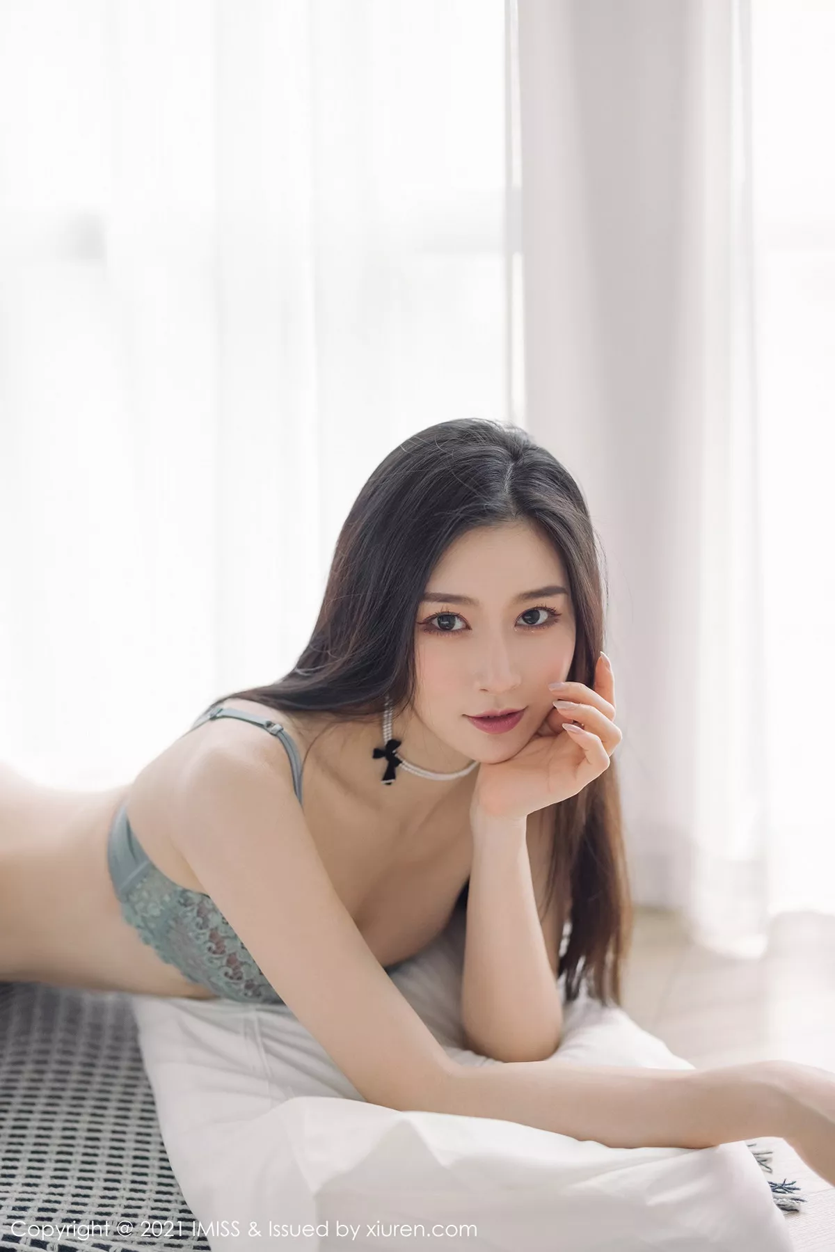 秀人集.com_[IMISS爱蜜社]Vol.569_气质美女Vanessa时尚动人街拍+私房性感内衣迷人诱惑写真60P