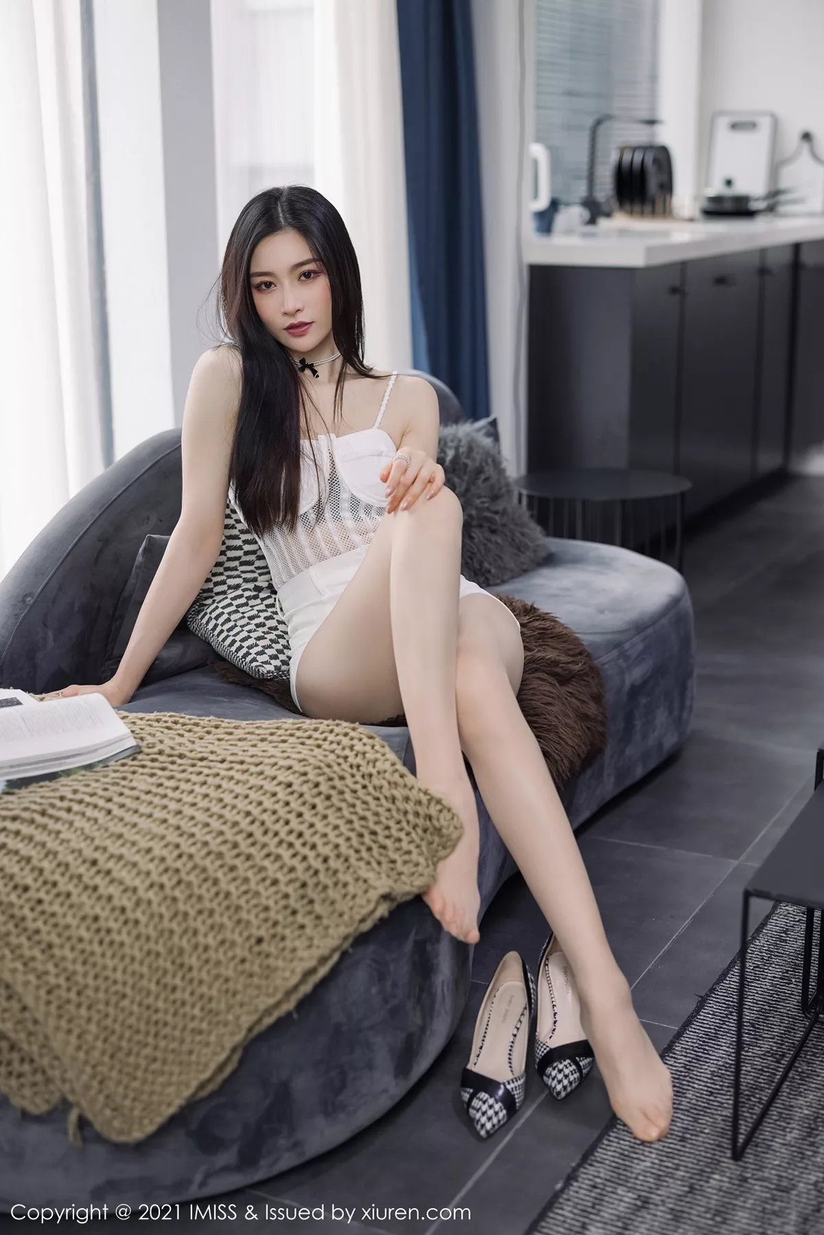 秀人集.com_[IMISS爱蜜社]Vol.569_气质美女Vanessa时尚动人街拍+私房性感内衣迷人诱惑写真60P