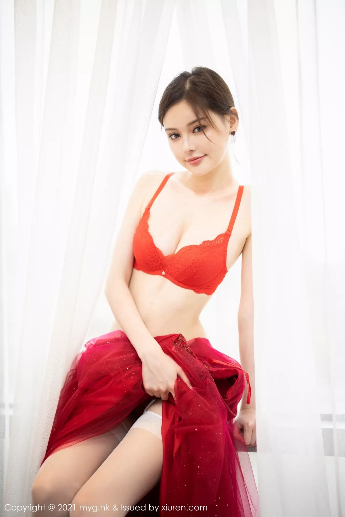 秀人集.com_[MyGirl美媛馆]Vol.560_模特小夕juju江浙沪旅拍脱性感长裙露红色内衣白丝吊袜诱惑写真61P